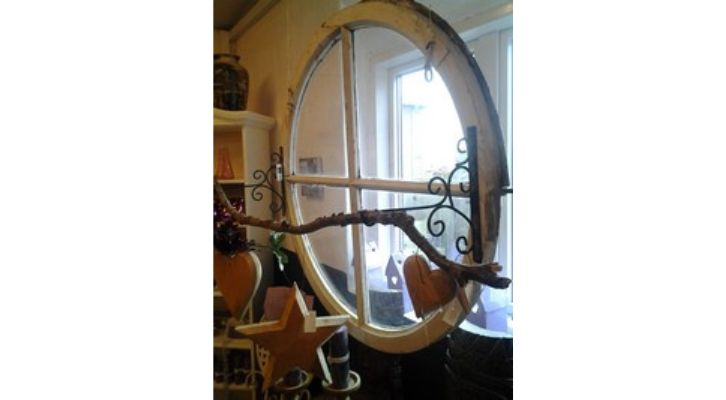 Gammelt vindue hængt op og pyntet Gammelt vindue hængt op og pyntet